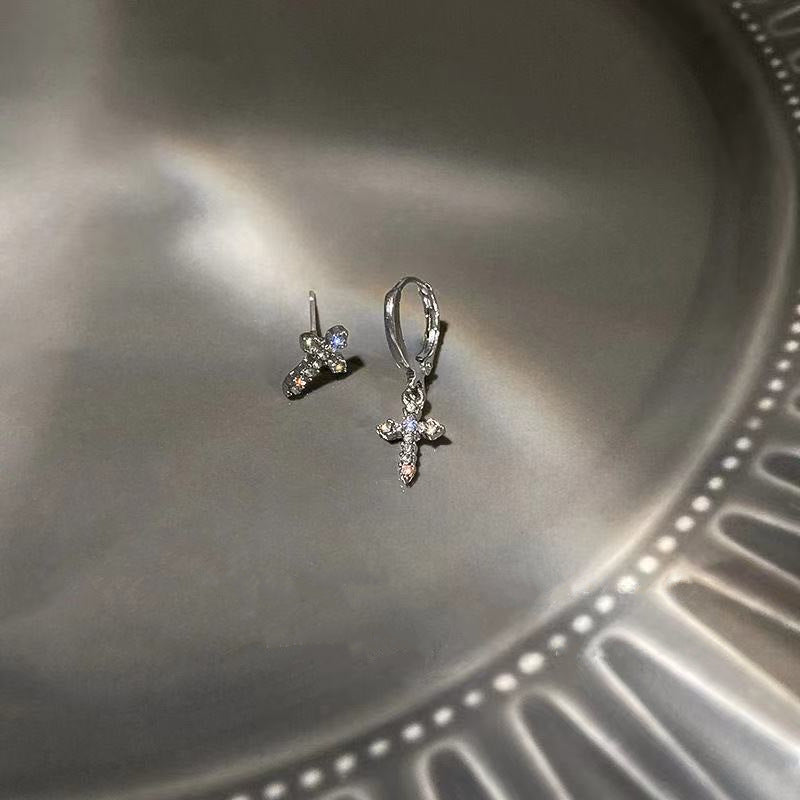 925 silver needle asymmetrical diamond-encrusted cross stud earrings