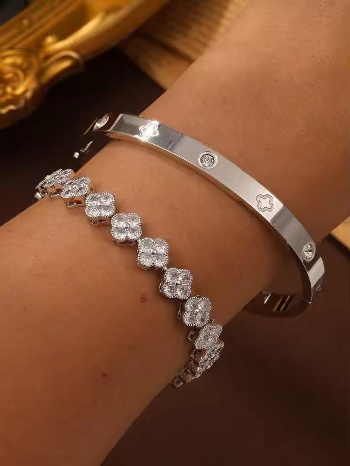 Delicate Lucky Clover Women Bracelet